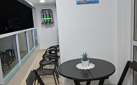 Apto completo com varanda gourmet a 50 mt da praia